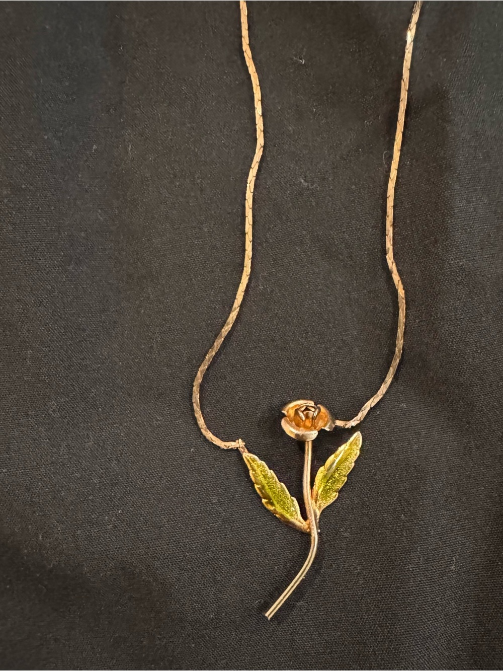 VTG Gold Tone Green Enamel Rose Flower Stem Pendant Necklace 1970s Retro Style